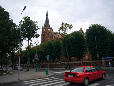 Улица Витауто, старинный костел взметнул свой шпиль в небо. Паланга, Литва