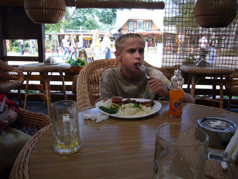 Внук признает только шашлыки — в одном из кафе на ул. Басанавичюса. Паланга, Литва