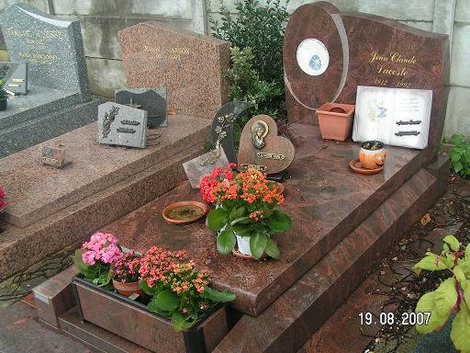 Ухоженное надгробье Париж, Франция