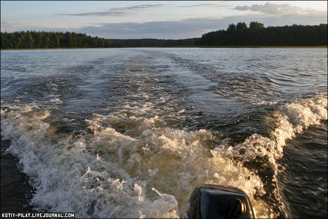 Волны от моторной лодки Осташков и Озеро Селигер, Россия