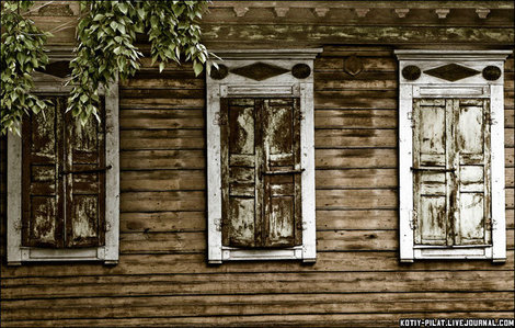 Заколоченные окна Осташков и Озеро Селигер, Россия
