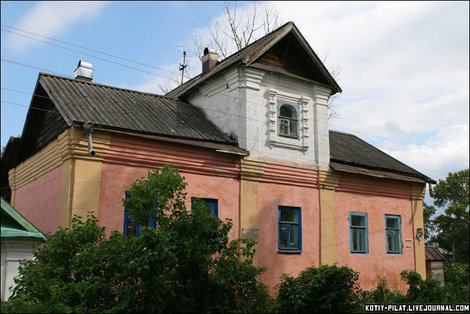 Это городская ратуша, которая была здесь построена по велению самого Петра Великого. Осташков и Озеро Селигер, Россия