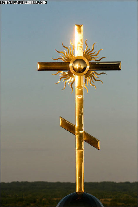 Отражение в кресте Светлица (Нило-Столбенская пустынь), Россия