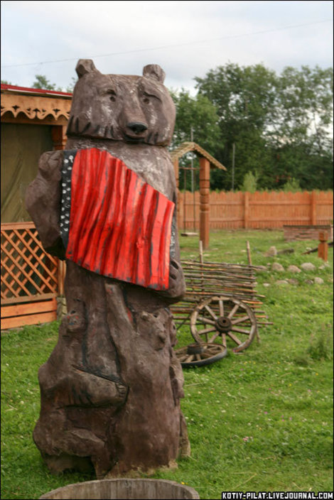 Медвед и баян Тверская область, Россия