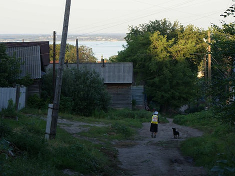 С одной стороны улицы город — а с другой деревня. Хвалынск, Россия