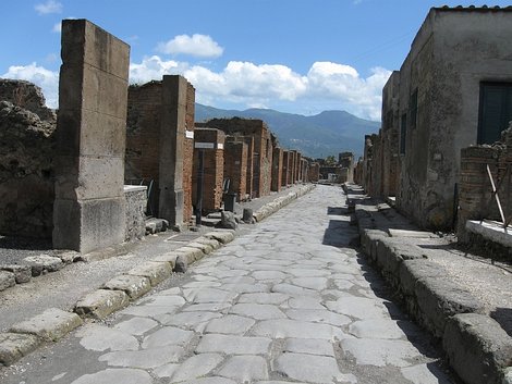 Жизнь после смерти Помпеи, Италия