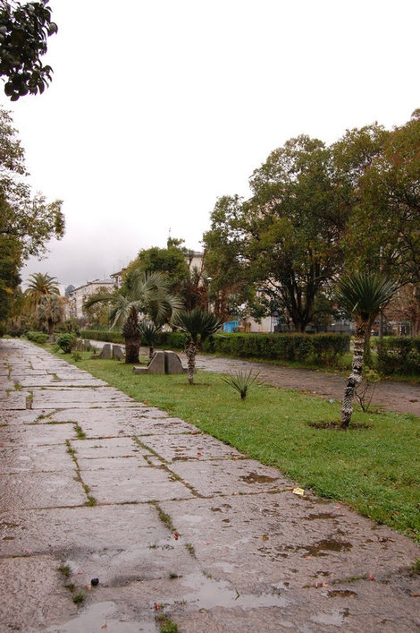 Дорожка в жилой квартал Сухум, Абхазия