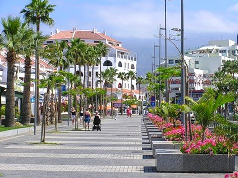 Начало улицы, тянущейся вдоль океан через весь город Лас-Америкас, остров Тенерифе, Испания