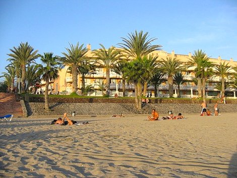 Пляж Эль Камисон и вид на Клеопатру Лас-Америкас, остров Тенерифе, Испания
