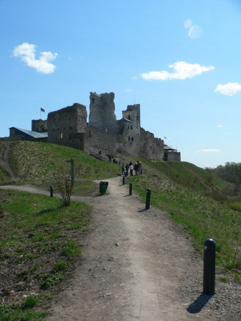 Замок Раквере расположен на живописном холме.