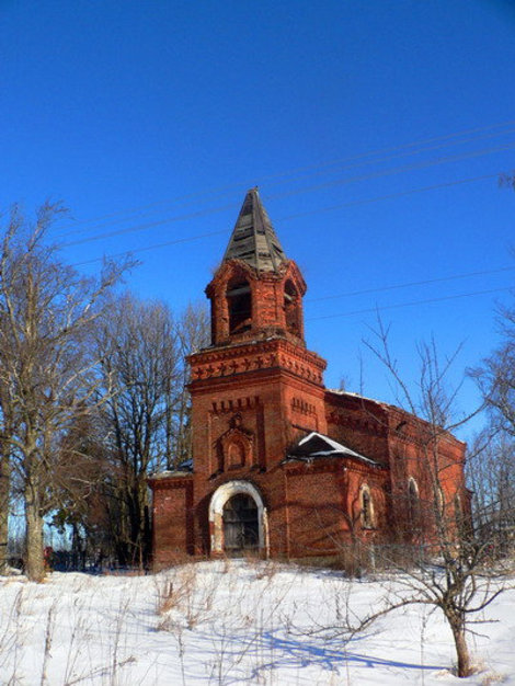 Разрушенная церковь на старом кладбище. Новая Ладогa, Россия