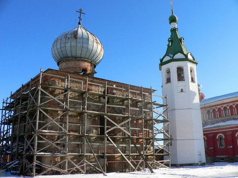 слева Никольский собор. Новая Ладогa, Россия