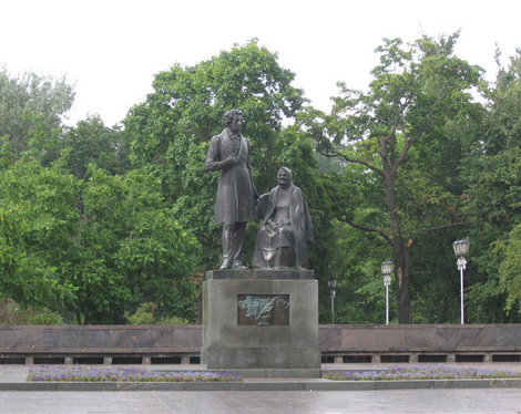 памятник Арине Радионовне и ее воспитаннику Псков, Россия