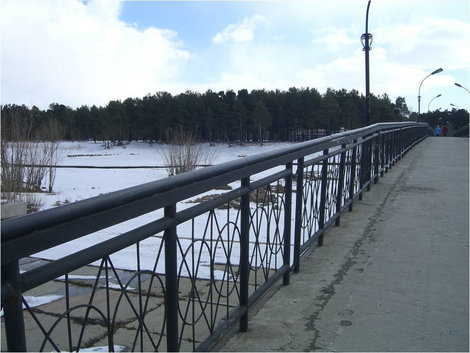 По мосту в парк Сургут, Россия