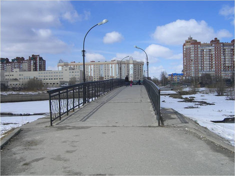 Через мост в парк Сургут, Россия