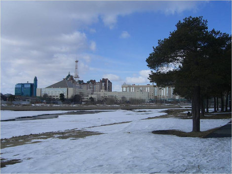 Вдалеке деревня, офисные здания, жилые дома Сургут, Россия
