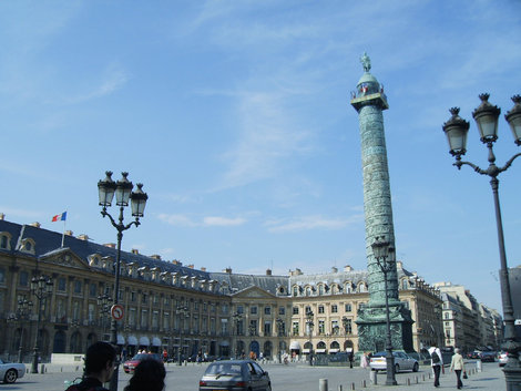 Вандомская площадь с одноименной колонной и первым в мире отелем со всеми удобствами Риц. Отсюда в последний раз выехала принцесса Диана Париж, Франция