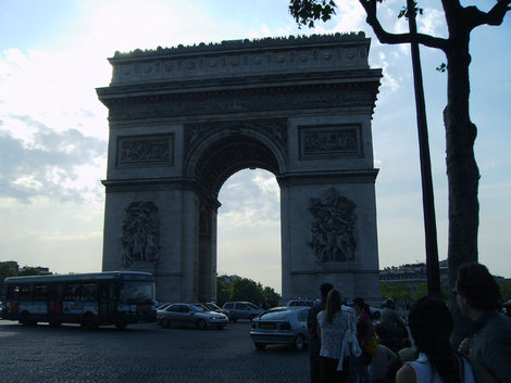Триумфальная арка на площади Звезды (Этуаль) в конце Шонс дЭлизе Париж, Франция