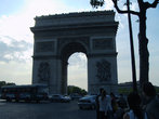 Триумфальная арка на площади Звезды (Этуаль) в конце Шонс дЭлизе