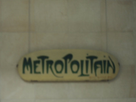 Будущая вывеска метрополитена Париж, Франция