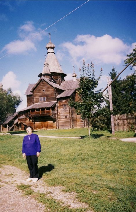 У старинной деревянной церкви, Витославлицы Великий Новгород, Россия