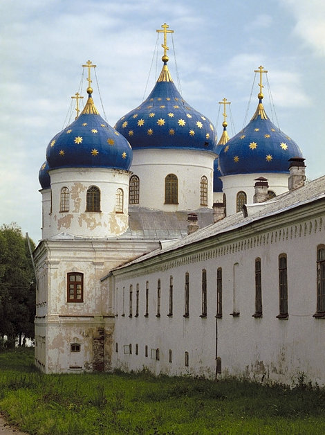 Голубые купола Свято-Юрьева монастыря. Великий Новгород, Россия