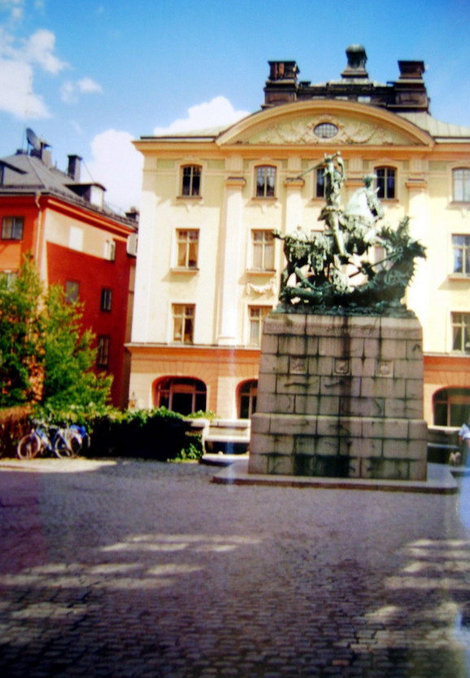 Святой Георгий поражает дракона — памятник в честь освобождения Швеции от датского господства в XVI веке Стокгольм, Швеция