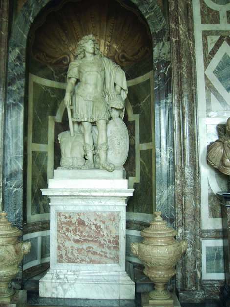 Зал Геркулеса (?) — Статуя короля в древнеримских одеждах Париж, Франция
