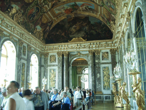 Знаменитый Зеркальный зал: 17 окон напротив 17 зеркал создают ощущение простора и говорят о величии двора короля-солнце Париж, Франция
