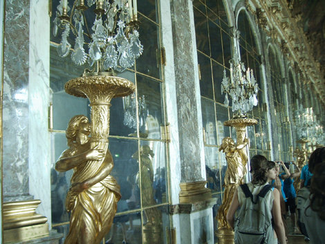 Золоченые канделябры в Зеркальном зале Париж, Франция