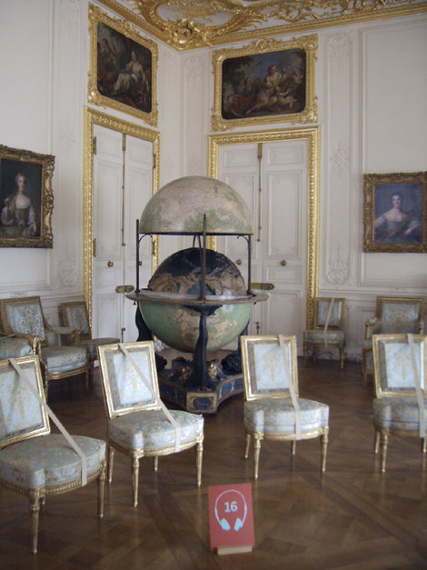 Специальный глобус с картой тех лет Париж, Франция
