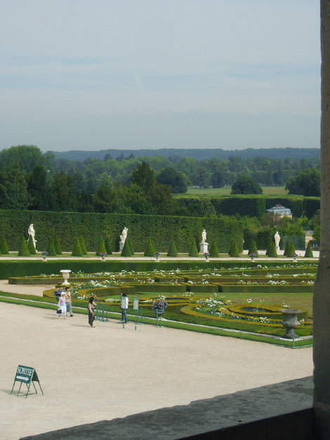 Вид на парк из окна дворца Париж, Франция