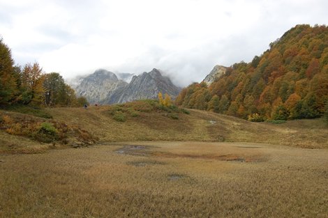 Вдали — цель нашего похода, отвесные скалы Ачишхо Сочи, Россия