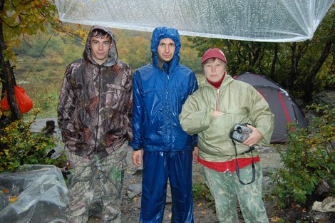 Трое отважных, мокрых снаружи Сочи, Россия