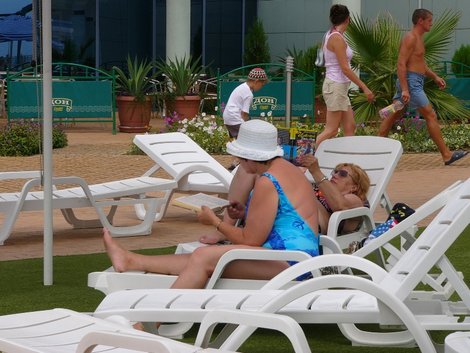 Отдыхающие пользуются пляжным инвентарем бесплатно Сочи, Россия