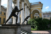 Бронзовые статуи — Юноша, играющий в бабки работы скульптора Н. Пименова и Юноша, играющий в свайку А. Логановского.