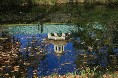 Отражение в воде китайского домика. Пушкин, Россия