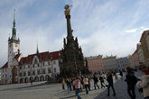 Городская ратуша и чумной столб, посвященный Троице, в центре площади