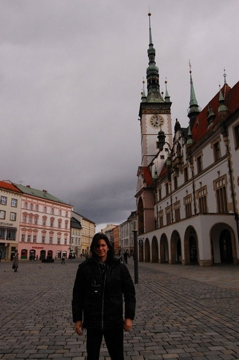 Муж на фоне ратуши Оломоуц, Чехия