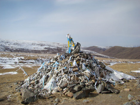 По дороге к Тёплому ключу Оботаш — священный камень. Республика Алтай, Россия