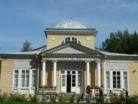 Павильон роз. Павловск, Россия