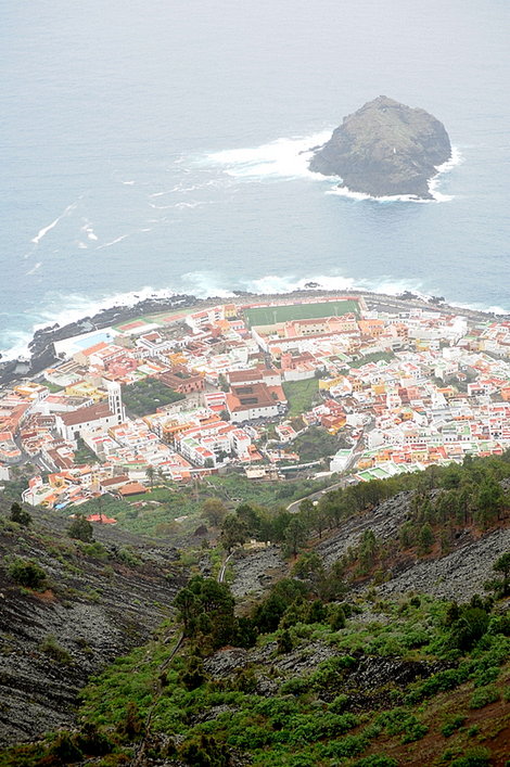Вид с острова на побережье (янв., 2009) Адехе, остров Тенерифе, Испания