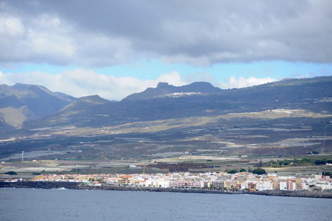 Вид с моря на остров и золотую милю — побережье лучших гостиниц острова Адехе, остров Тенерифе, Испания
