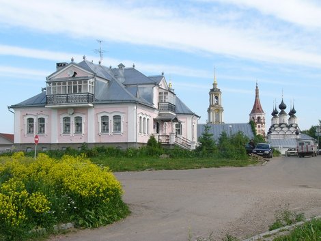 Розовое здание — контора местной епархии. Суздаль, Россия