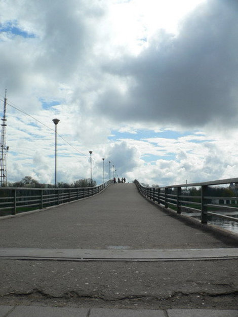Пешеходный мост, который делит Новгород на две стороны: Торговую и Софийскую. Великий Новгород, Россия