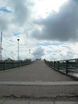 Пешеходный мост, который делит Новгород на две стороны: Торговую и Софийскую.