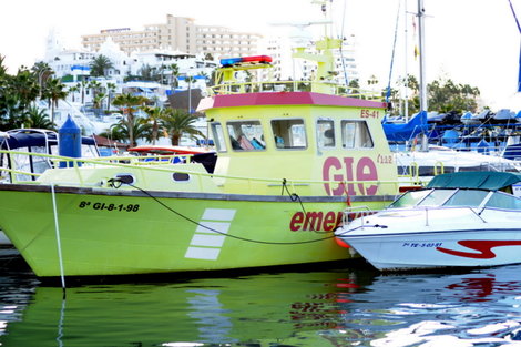 портовый городок, прибежище яхт, катамаранов, моторных лодок, гидроциклов и рыбаков Адехе, остров Тенерифе, Испания