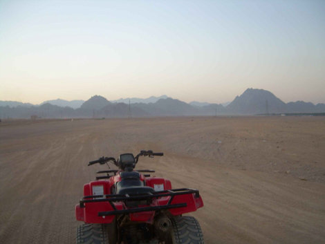 Одинокий квадроцикл в песках Шарм-Эль-Шейх, Египет