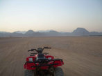 Одинокий квадроцикл в песках
