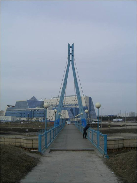 Мост, за ним здание Университета Сургут, Россия